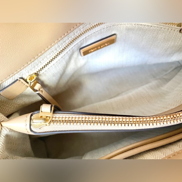 ❌SOLD❌ New Tory Burch Kira Leather Convertible Shoulder Bag Beige - Picture 10 of 10
